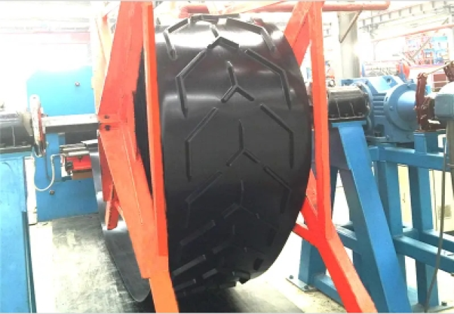 What are the different types of rubber conveyor belts available?