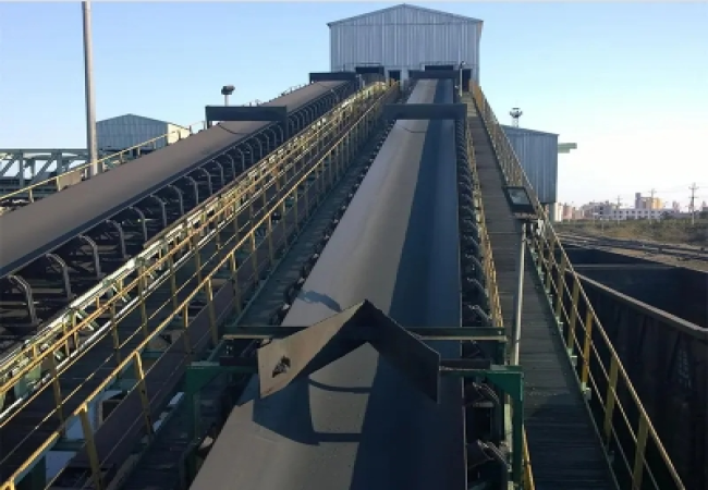 How does a rubber conveyor belt work?