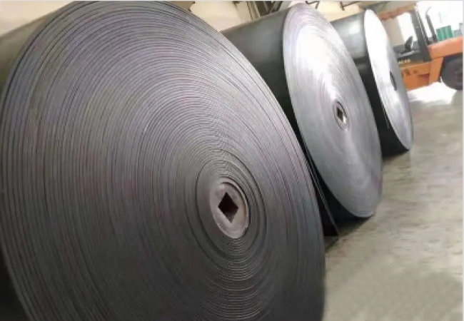 What materials are rubber conveyor belts typically made of?